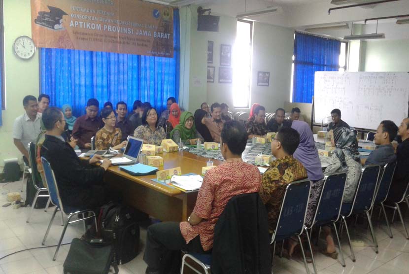 Diskusi perumusan kerja sama pengelolaan jurnal antara Aptikom dan  perguruan tinggi se-Jawa Barat di  Bandung, Kamis (26/5).