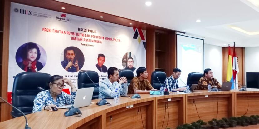Diskusi publik bertema: Problematika Revisi UU TNI Ditinjau dari Perspektif Hukum, Politik dan Hak Asasi Manusia, Kamis (27/7/2023).