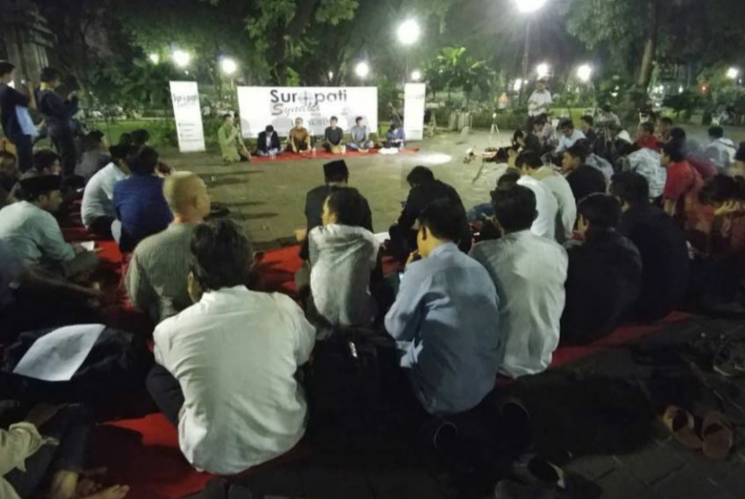 Diskusi publik di Taman Suropati Menteng Jakarta Pusat.