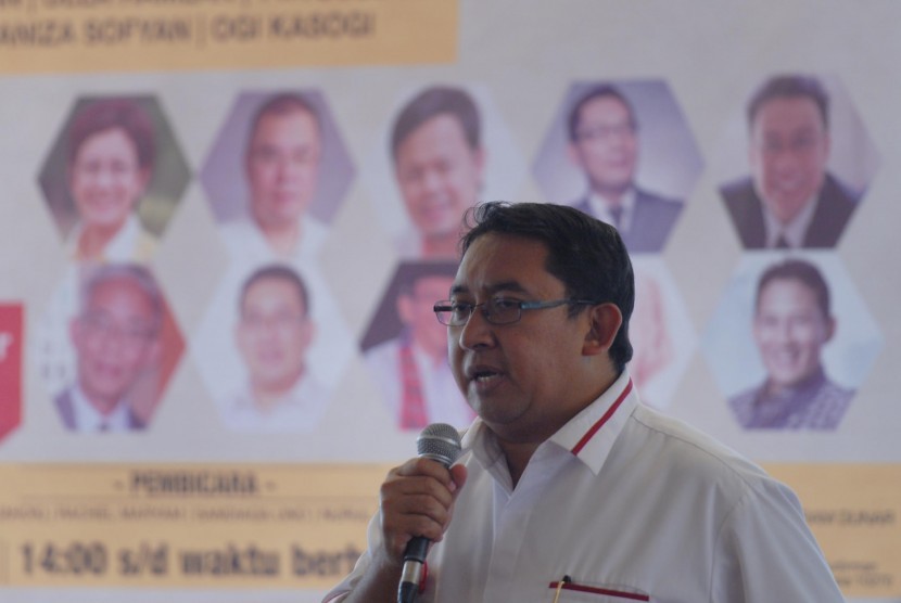 Diskusi Publik dukungan Prabowo Wakil Ketua Umum Partai Gerindra, Sekretaris tim kampanye nasional Prabowo-Hatta, Fadli Zon (kanan) saat menjadi pembicara dalam diskusi publik di kawasan Senayan, Jakarta, Sabtu (5/7). Dalam diskusi bertemakan 