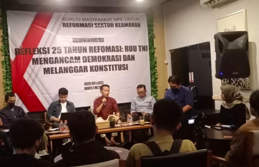 Diskusi Publik Imparsial, Refleksi 25 tahun Reformasi: RUU TNI Mengancam Demokrasi dan Melanggar Konstitusi,  Ahad (21/5/2023).