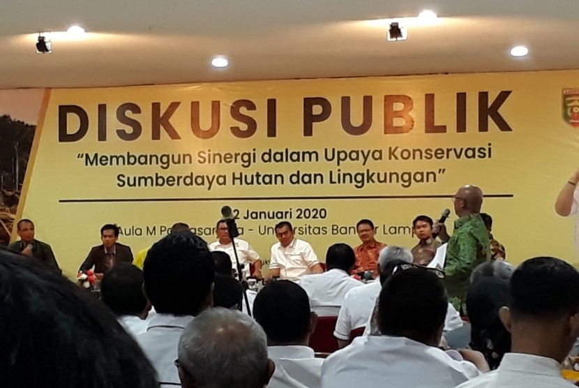 Diskusi publik membangun sinergitas dalam upaya konservasi sumber daya alam dan lingkungan di Universitas Bandar Lampung, Rabu (22/1). 
