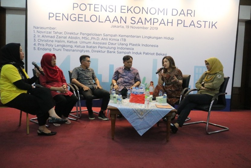 Diskusi publik Potensi Ekonomi dari Pengelolaan Sampah Plastik, yang dilaksanakan Komunitas Plastik Untuk Kebaikan (KPUK), Selasa (19/11).