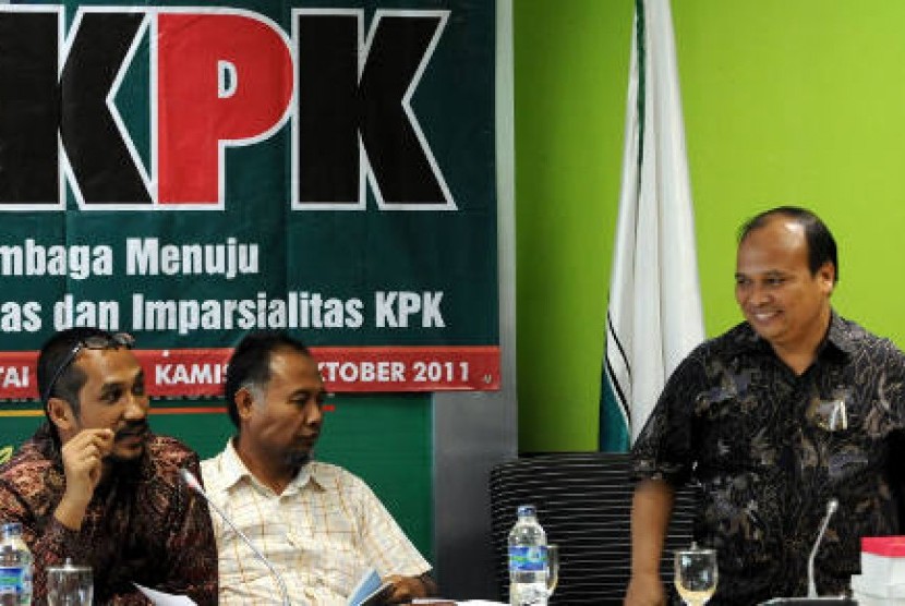 Diskusi revisi UU KPK menghadirkan Abraham Samad (kiri), Bambang Widjayanto (tengah) dan Yunus Husein sebagai pembicara.