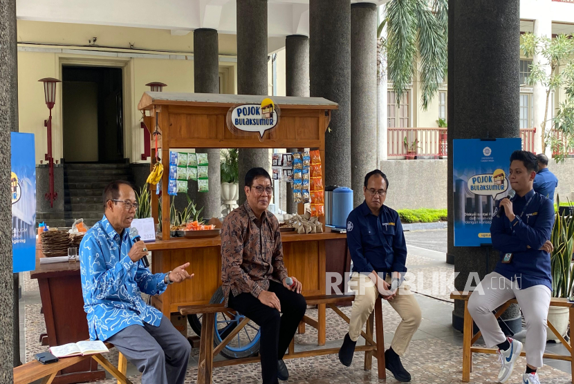 Diskusi ringan Pojok Bulaksumur dengan tema Program Makan Bergizi Gratis : Tinjauan Perspektif Gizi, Kebijakan, dan Supply Chain Bahan Pangan yang digelar pada Rabu (15/1/2025). Diskusi tersebut menghadirkan tiga narasumber, yaitu Toto Sudargo (FK-KMK UGM), Prof Wahyudi Kumorotomo (FISIPOL UGM), dan Prof Subejo (Fakultas Pertanian).