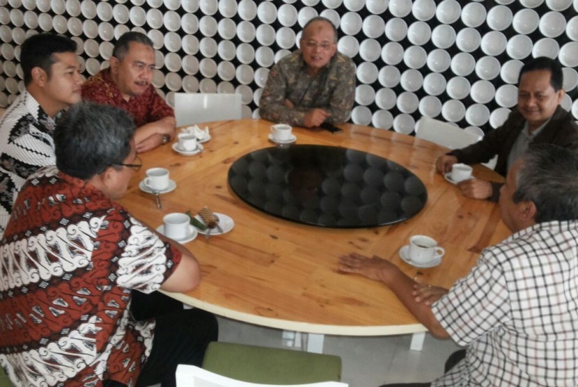 Diskusi rutin yang digelar oleh pengurus dan peneliti Indonesia Bermutu.