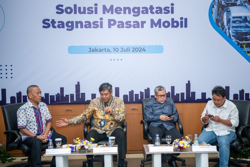 Diskusi Solusi Mengatasi Stagnasi Pasar Mobil di Jakarta, Rabu (10/7/2024).  Plt Dirjen Industri Logam, Mesin, Alat Transportasi dan Elektronika (ILMATE) Kemenperin Putu Juli Ardika (kedua dari kiri), usulkan pemberian insentif fiskal berupa pajak penjualan atas barang mewah ditanggung pemerintah (PPnBM DTP) untuk pembelian mobil.