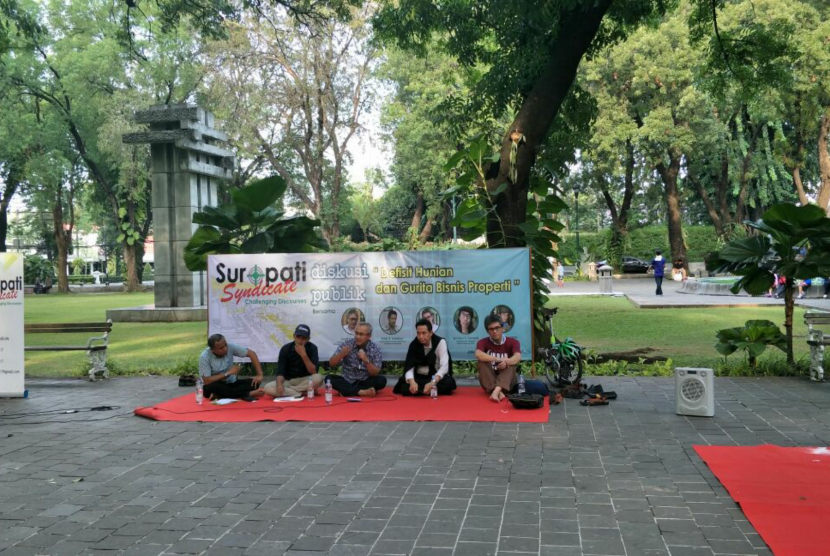 Diskusi Suraopati Syndicaye dengan tema 'Defisit Hunian dan Gurita Bisnis Properti di Jakarta'. Diskusi berlangsung di Taman Suropati, Menteng, Jakarta Pusat.