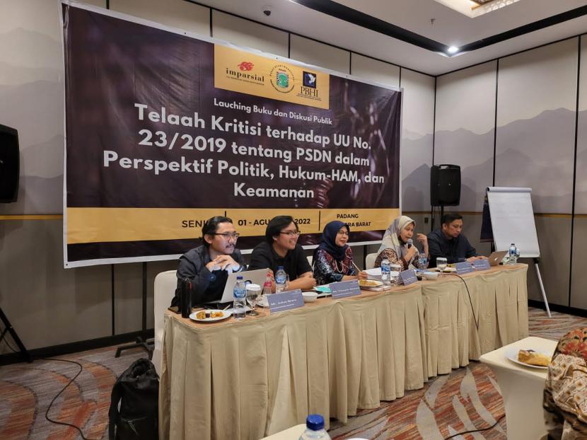 Diskusi Telaah Kritis UU No. 23 Tahun 2019 tentang PSDN dalam Perspektif Politik, Hukum-HAM, dan Keamanan” di Padang, Senin (1/8/202),