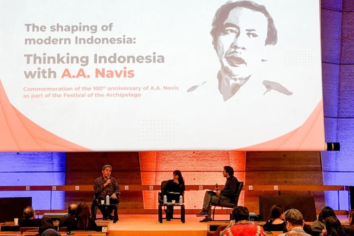 Diskusi tentang pengaruh karya-karya AA Navis terhadap sastra Indonesia modern yang dimoderatori oleh sejarawan dan pakar Asia Tenggara dari Universitas Science Po, Paris, Romain Bertrand (kanan), sastrawan Indonesia Ayu Utami (tengah), dan sejarawan Hilmar Farid (kiri) di kantor pusat UNESCO, Paris, Prancis, pada Kamis (14/11/2024). 