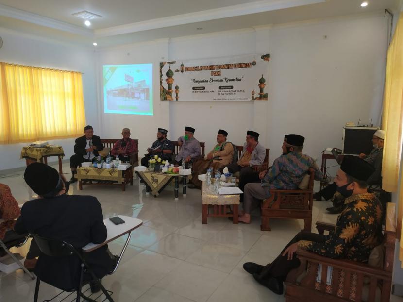 Diskusi tokoh agama Kuningan Jawa Barat tentang ekonomi umat Islam.