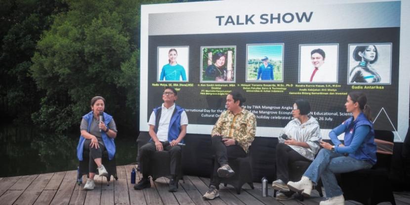 Diskusi untuk memperingati Hari Mangrove Sedunia di Taman Wisata Alam Mangrove Angke Kapuk, Jakarta Utara.