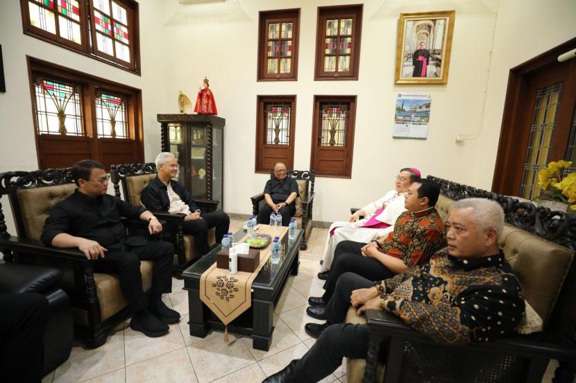 Diskusi Uskup Malang Mgr Henricus Pidyarto Gunawan, O.Carm. Pertemuan keduanya berlangsung di Keuskupan Malang, Kota Malang, Jawa Timur, Jumat (13/10/2023).