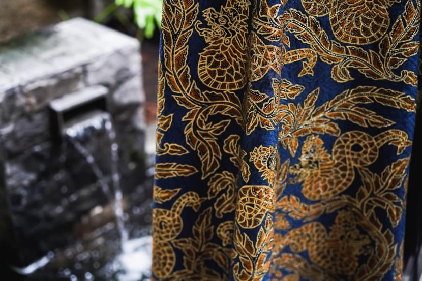 Batik Indonesia rancangan Iwan Tirta didonasikan untuk menambah koleksi seni budaya Indonesia di National Gallery Sofia, Bulgaria (Foto: ilustrasi)