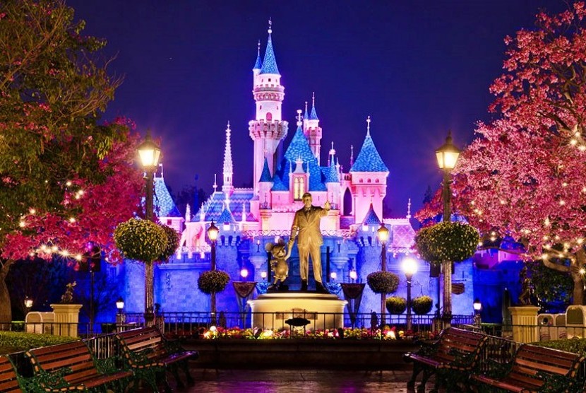 Disneyland di California, AS. Walt Disney Co menambah jumlah karyawan yang diberhentikan menyusul sepinya pengunjung.