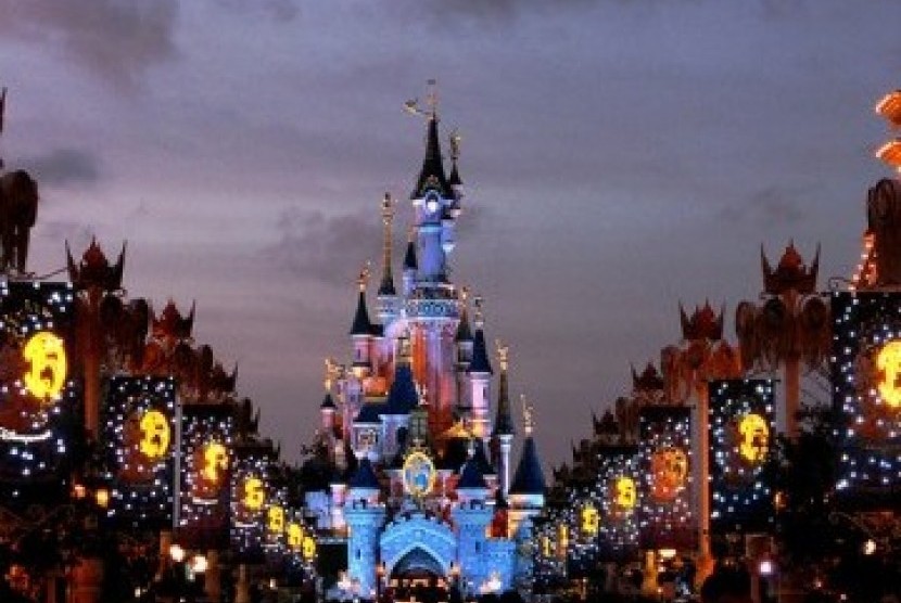 Disneyland Paris. Walt Disney Co akan membuka taman bermain Disneyland Paris pada 15 Juli 2020. 