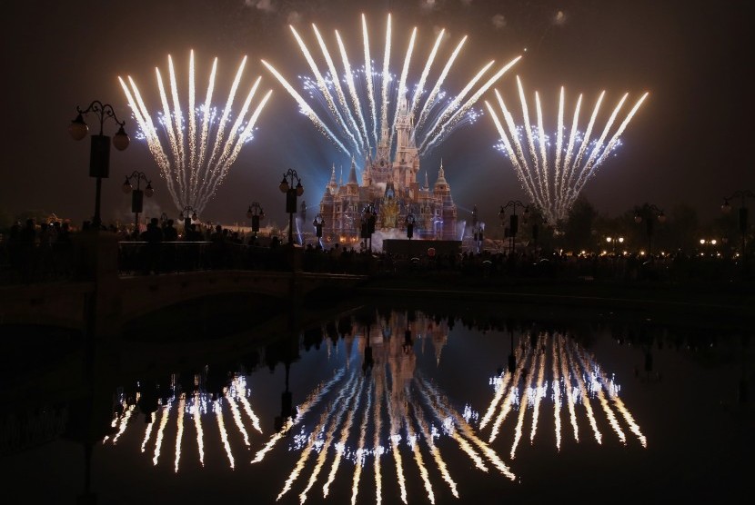 Disneyland Shanghai terpaksa tutup saat libur Imlek untuk mencegah penyebaran virus corona.