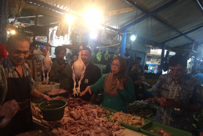Disperindag Jabar melakukan inspeksi mendadak (Sidak) ke pasar tradisional dan modern, Kamis (13/12). 