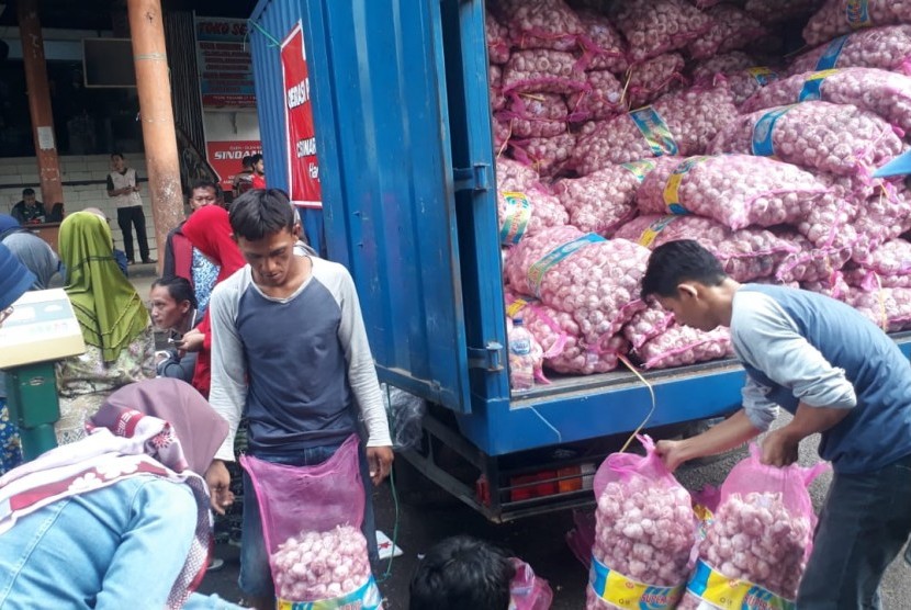 Menteri Perdagangan, Agus Suparmanto menegaskan bahwa pemerintah harus hati-hati dalam menerbitkan izin impor bawang putih. 