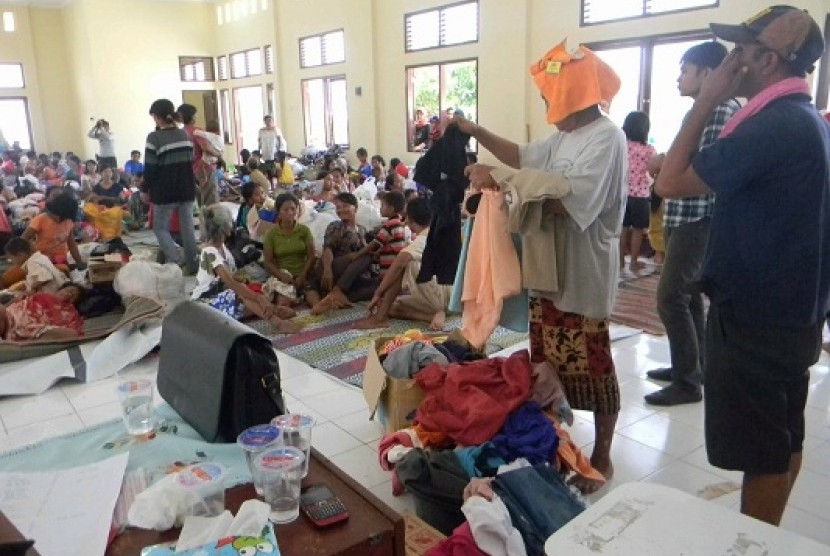 Displaced persons from Balinuraga in South Lampung take shelter in a police academy in Bandar Lampung on Thursday, Nov. 1. (illustration)  