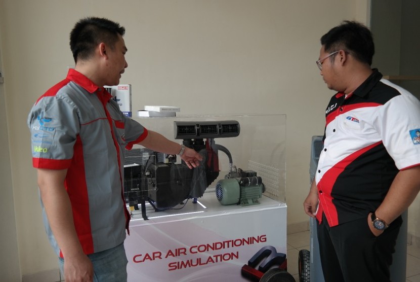 Display rangkaian AC mobil yang ditampilkan Rotary Bintaro agar masyarakat atau konsumen dapat memahami rangkaian dan cara kerja AC mobil. 
