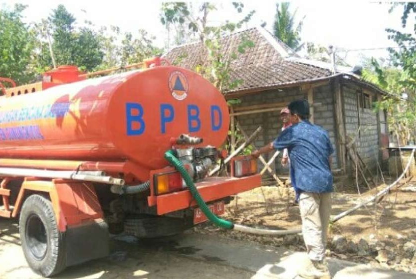 Distribusi air bersih di Padukuhan Candisari, Desa Hargosari, Kecamatan Tangjungsari.  Air bersih disalurkan Badan Penanggulangan Bencana Daerah (BPBD) Kabupaten Gunungkidul.