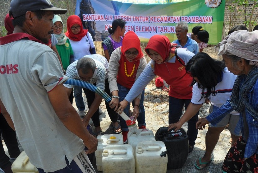  Distribusi air bersih ke Dusun Bendo, Desa Gayamharjo, Kecamatan Prambanan, Kabupaten Sleman.