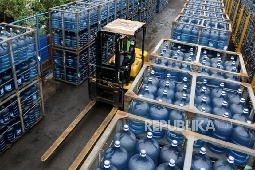 Distribusi galon polikarbonat air minum atau guna ulang di Indonesia dinilai tidak bermasalah. Paparan sinar matahari tak akan membuat migrasi Bisphenol A (BPA).