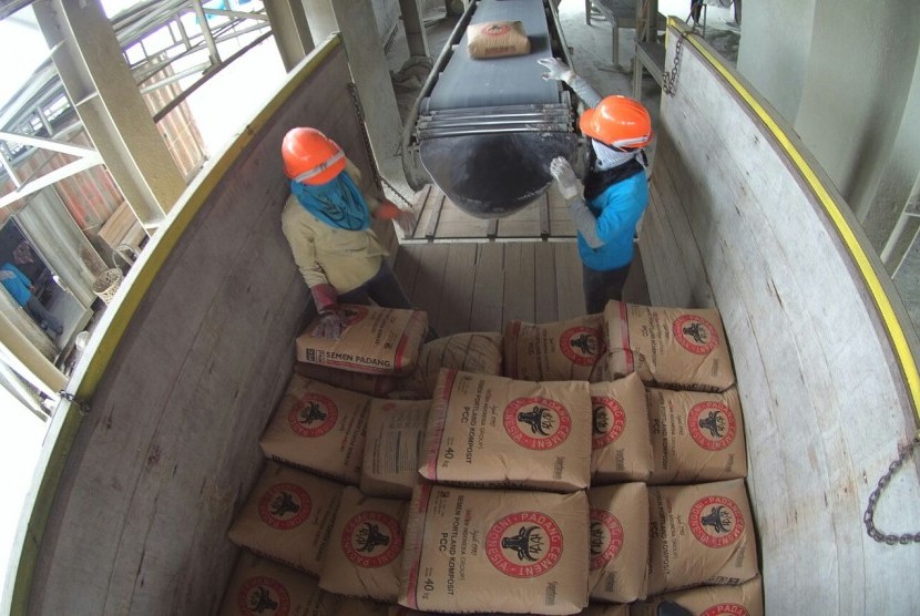 PT Semen Padang mengekspor sekitar 1,5 juta metrik ton semen dan klinker ke sejumlah negara di dunia sepanjang 2020. 