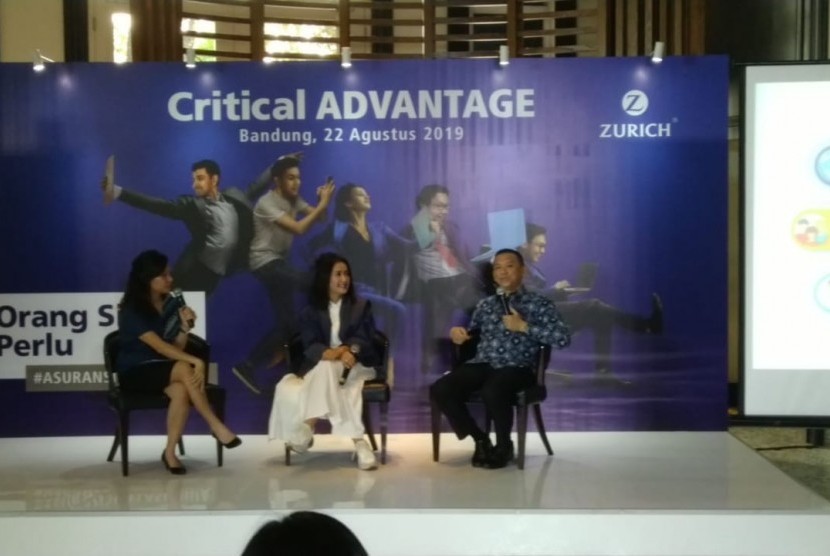 Distribution Officer PT Zurich Topas Life, Budi Darmawan  (kanan) menjelaskan Zurich Critical Advantage berbicara di konferensi pers di Bandung, Jawa Barat, Kamis (22/8).