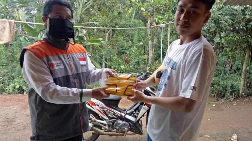 Ditengah pandemi seperti saat ini, keberadaan masker sangat dibutuhkan masyarakat. Terutama setelah pemerintah mewajibkan seluruh masyarakat memakai masker, baik yang sakit maupun yang sehat. 