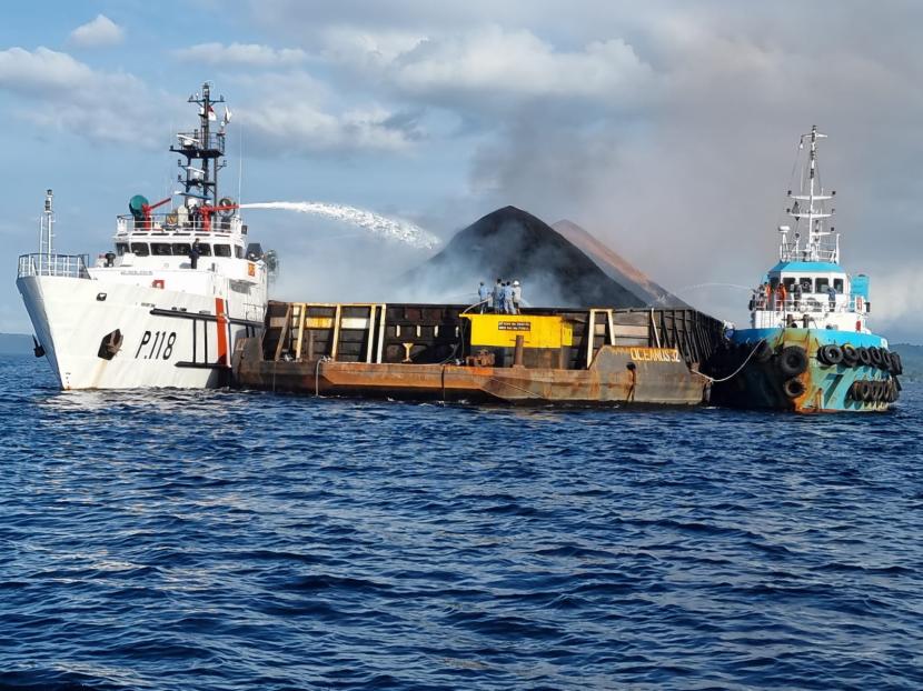 Ditjen Hubla mengerahkan kapal patrolo untuk memadamkan kebakaran yang terjadi pada kapal BG Oceanus 32.