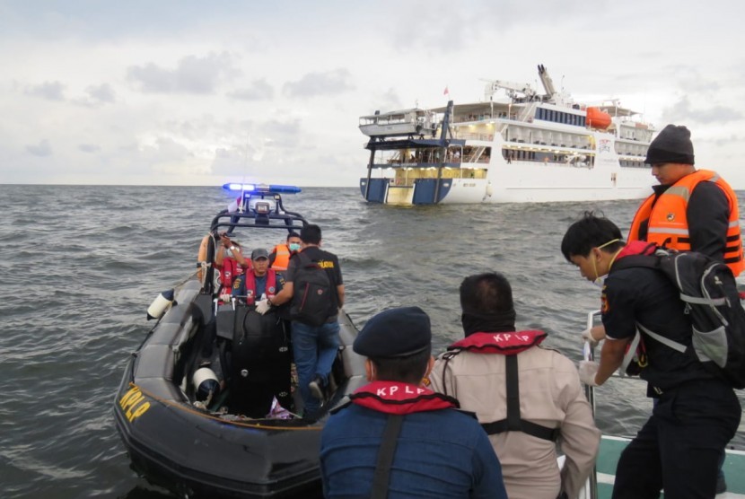 Ditjen Perhubungan Laut bersama Kantor Kesehatan Pelabuhan (KKP) dan juga stakeholder terkait memperketat pemeriksaan khususnya kesehatan para penumpang dan awak kapal wisata MV. Coral Adventure. ilustrasi