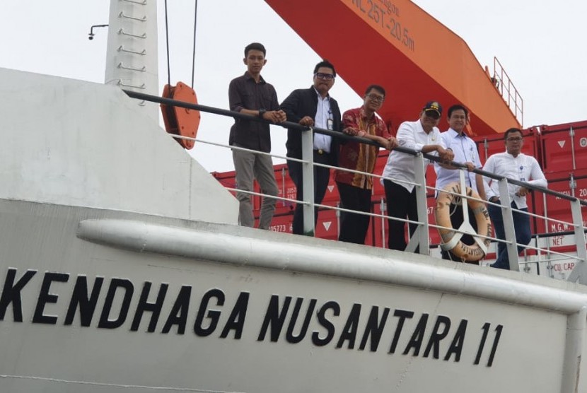 Ditjen Perhubungan Laut kembali menyerahkan satu unit kapal pendukung tol laut, KM Kendhaga Nusantara 11 ke operator pelayaran PT Pelangi Tunggal Ika di Pelabuhan Tenau, Kupang Nusa Tenggara Timur pada Sabtu (9/3).