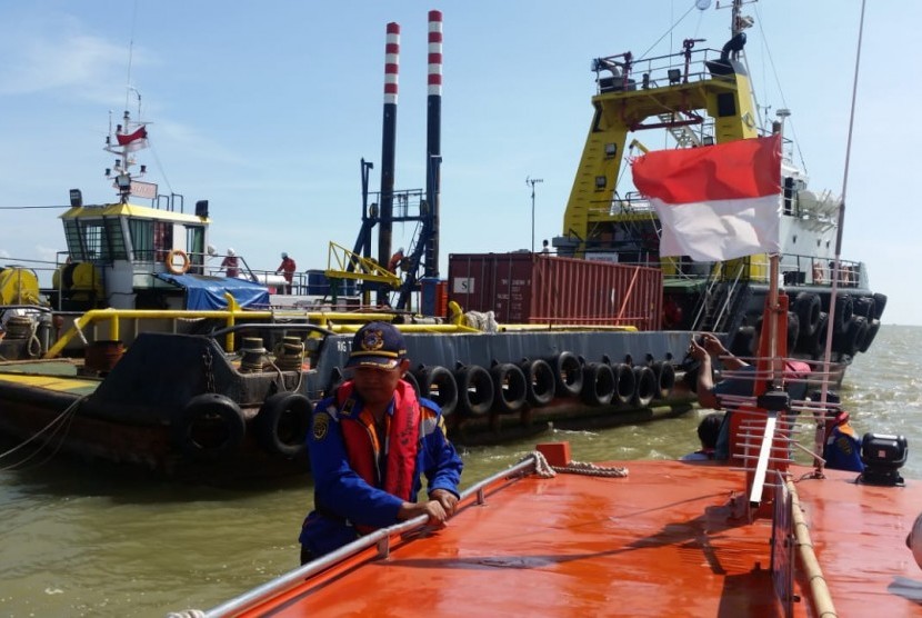 Ditjen Perhubungan Laut melalui Kantor Kesyahbandaran dan Otoritas Pelabuhan (KSOP) Kelas II Gresik, mengamankan dua unit kapal yang melakukan kegiatan pengerukan ilegal di Perairan Gresik Utara.
