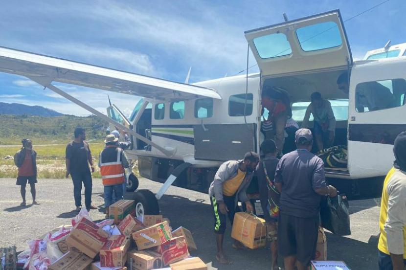 Ditjen Perhubungan Udara Kemenhub menyalurkan bantuan bahan pokok bagi para korban terdampak bencana kekeringan dan kelaparan di Kabupaten Puncak, Papua Tengah, Sabtu (5/8/2023).