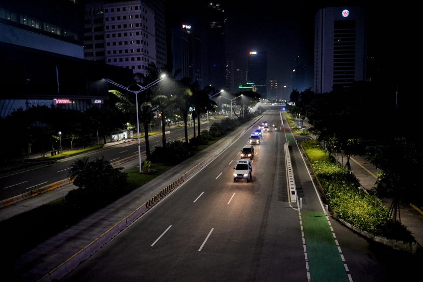 Ditlantas Polda Metro Jaya melakukan penutupan Jalan Sudirman-Thamrin saat pelaksanaan crowd free night.