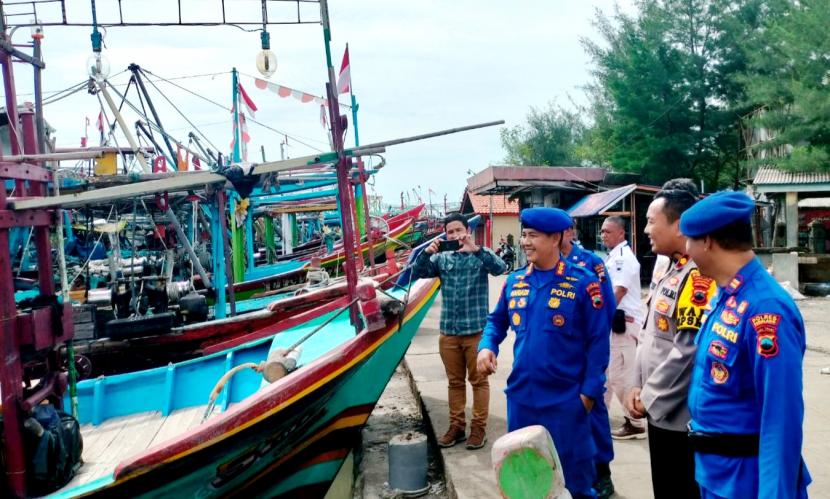  Ditpolairud Polda Jawa Tengah meningkatkan pengawasan sekaligus pencegahan terhadap risiko kebakaran kapal nelayan di pesisir utara Tegal.