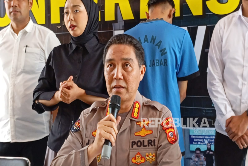 Ditreskrimsus Polda Jabar memperlihatkan Abi Aulia anak tiri Yosep Hidayah tersangka kasus pembunuhan Tuti Suhartini dan Amelia Mustika kepada media. Abi Aulia turut serta menganiaya Amelia hingga tewas Agustus tahun 2021 lalu. 