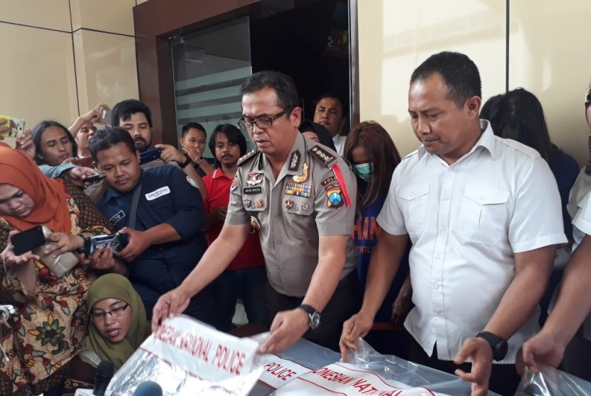 Ditreskrimsus Polda Jatim menunjukan barang bukti dan tersangka kasus prostitusi online yang melibatkan artis di Mapolda Jatim, Surabaya, Kamis (10/1).