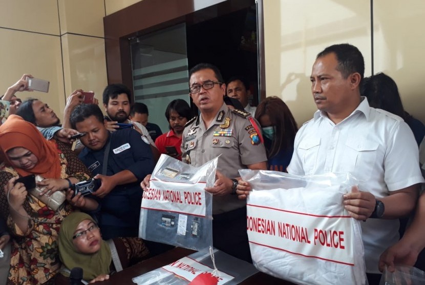 Directorate of Special Crime of the East Java Police shows evidences and suspects in online prostitution case invloving celebrities, at East Java Police headquarters, Surabaya, Thursday (Jan 10).