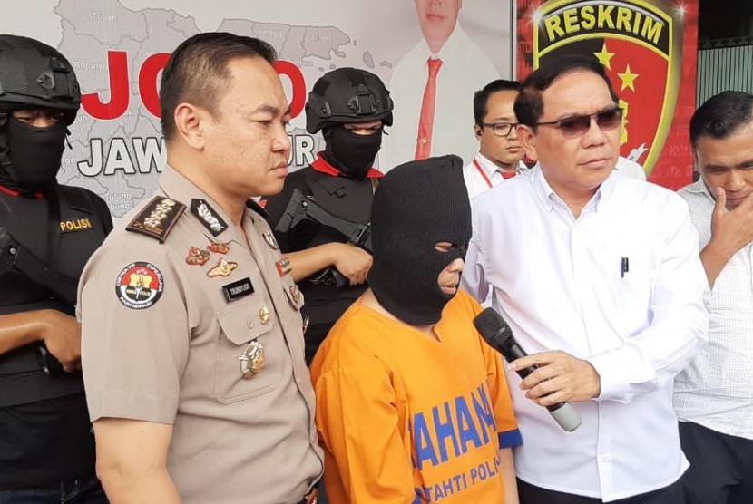 Ditreskrimum Kepolisian Daerah Jawa Timur menangkap warga Kecamatan Gondang, Tulungagung, Hasan (41) yang akrab disapa Mami, atas dugaan pencabulan terhadap anak di bawah umur. Tersangka yang merupakan pengelola kedai kopi tersebut, juga mengaku sebagai ketua Ikatan Gay Tulungagung