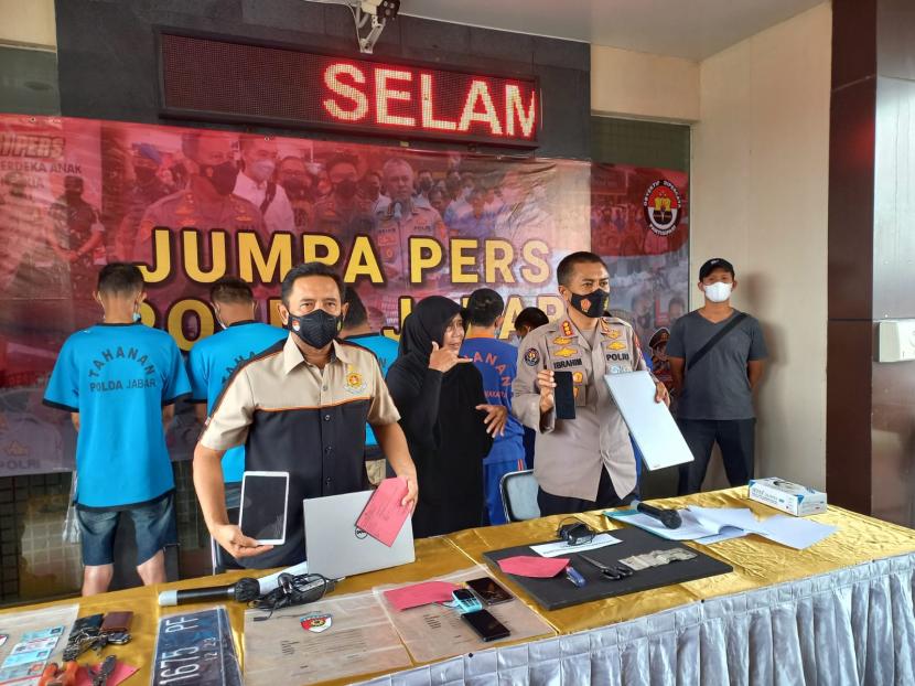 Ditreskrimum Polda Jawa Barat mengungkap tiga orang pelaku spesialisasi pecah kaca mobil di rest area tol, Kamis (28/4/2022) dan sebelumnya menangkap tiga orang pelaku spesialisasi penjebol truk. Aksi penangkapan terhadap mereka di gerbang tol keluar Pasirkoja viral di media sosial.