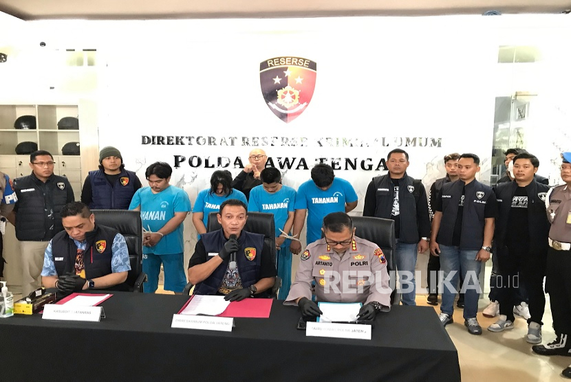 Ditreskrimum Polda Jawa Tengah menggelar konferensi pengungkapan kasus jaringan wartawan gadungan beranggotakan 175 orang yang beroperasi di Pulau Jawa, Jumat (16/5/2025). 