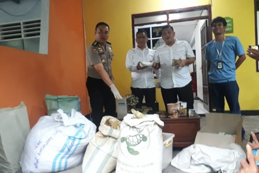 Ditresnarkoba Kepolisian Daerah Jawa Timur (Jatim) menggerebek rumah produksi jamu kuat ilegal di Perumahan Babatan Pilang, Wiyung, Surabaya, Senin (24/2).
