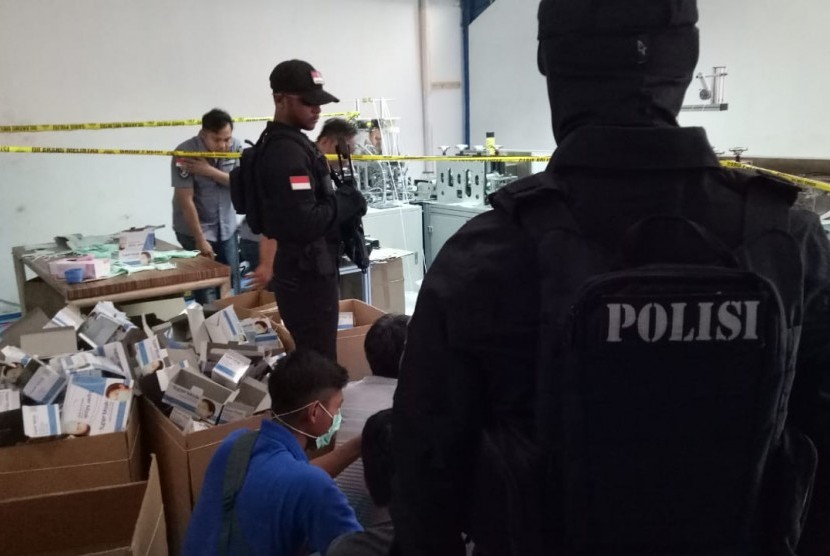 Ditresnarkoba Polda Metro Jaya lakukan penggerebekan gudang yang memproduksi masker secara ilegal di di kawasan Pergudangan Central Cakung Blok I Nomor 11, Jalan Raya Cakung Cilincing KM 3, Jakarta Utara, Jumat (28/2). 