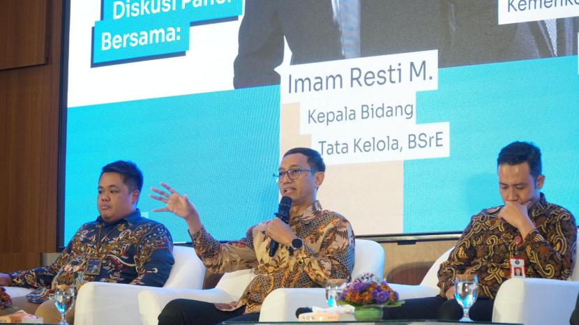 Ditunjuk sebagai GovTech Indonesia berdasarkan Perpres 82/2023, Peruri berkolaborasi dengan Balai Sertifikasi Elektronik Badan Siber dan Sandi Negara (BSrE-BSSN) menyelenggarakan acara BE TALK dengan tema Big Data and AI for Digital Government Improvement di Balai Subono Mantofani, Kantor Peruri Jakarta.