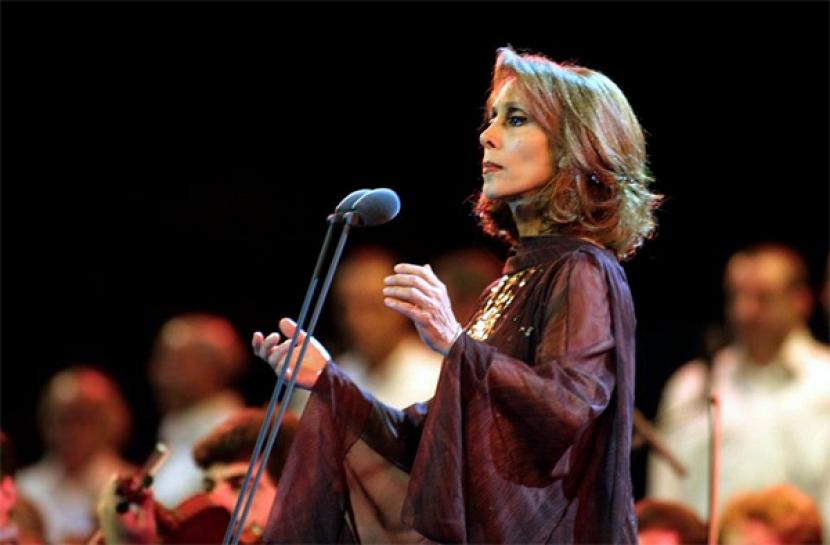 Diva Lebanon Fairouz, salah satu penyanyi paling dicintai dunia Arab selama beberapa dekade, tampil di festival tahunan Beiteddine di wilayah Chouf 31 Juli 2001.