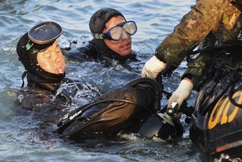 Penyelam mencari korban tenggelam kapal feri Sewol di Jindo, Korea Selatan pada 2014.
