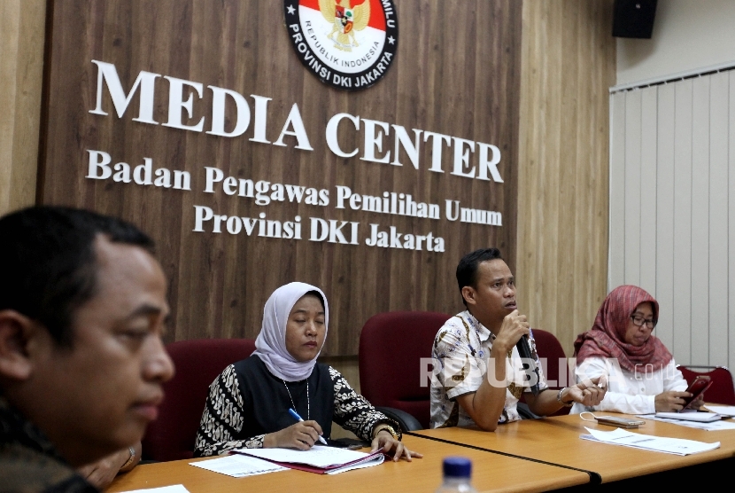 Divisi Hukum Penindakan dan Pelanggaran Bawaslu DKI Jakarta Muhammad Jufri menyampaikan hasil temuan dan dugaan pelanggaran pada Pilgub DKI Jakarta 2017 di Kantor Bawaslu DKI Jakarta, Rabu (3/5).